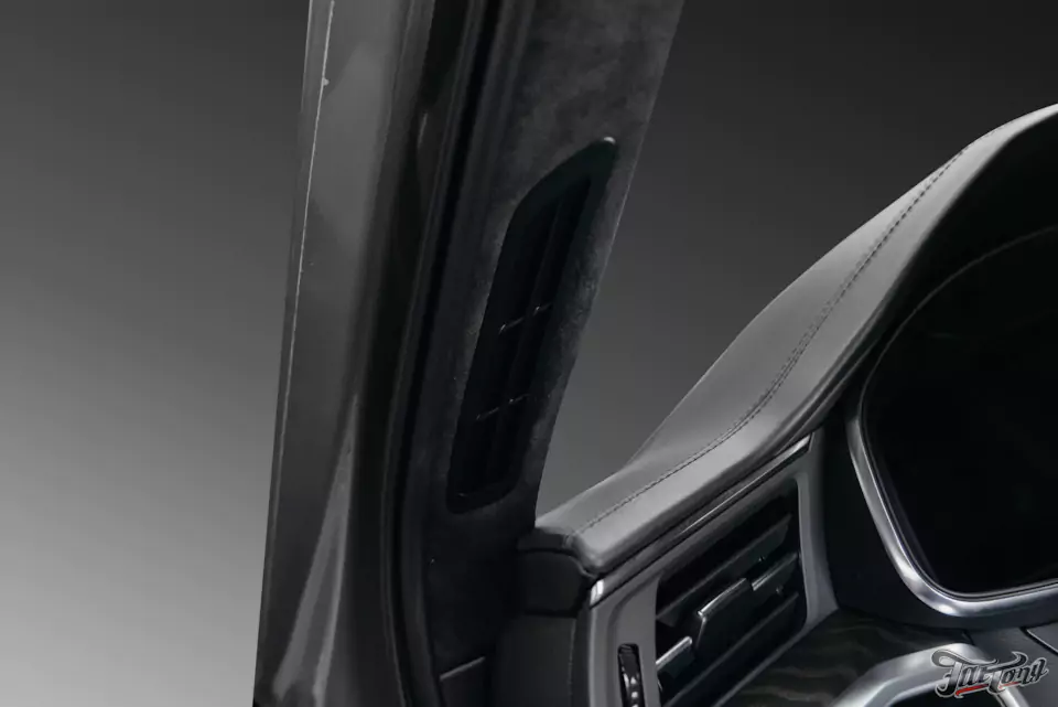 Перетянули потолок Audi A6 в алькантару и окрасили потолочный пластик в черный цвет